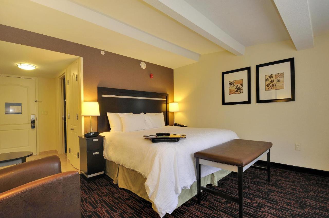 Hampton Inn Jericho - Westbury Exterior photo